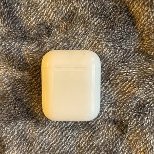 Apple AirPods charging case
